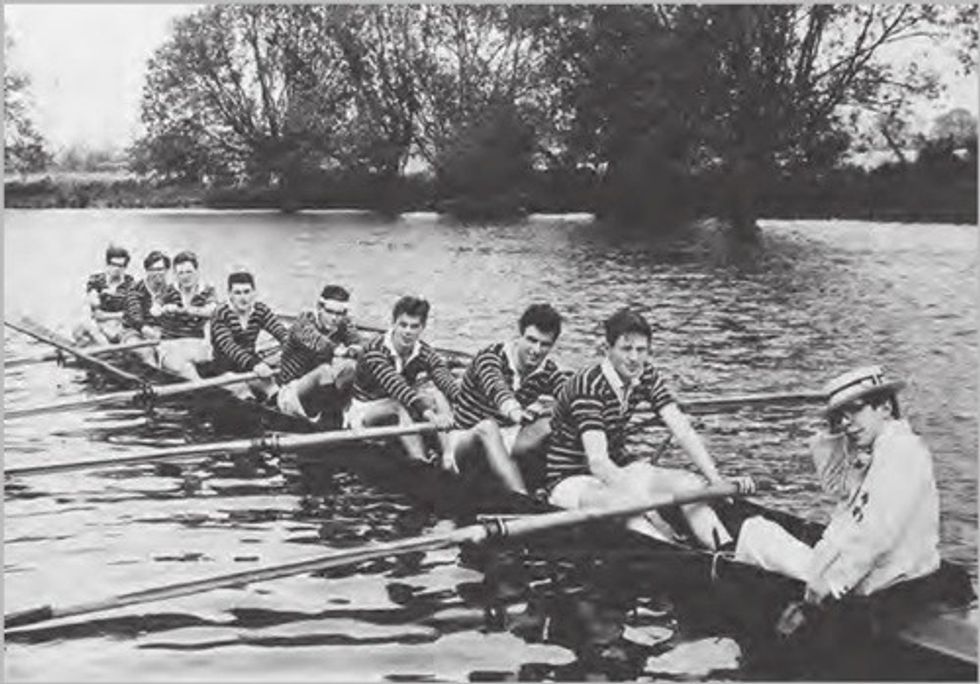  Stephen Hawking directs his rowing team in Oxford