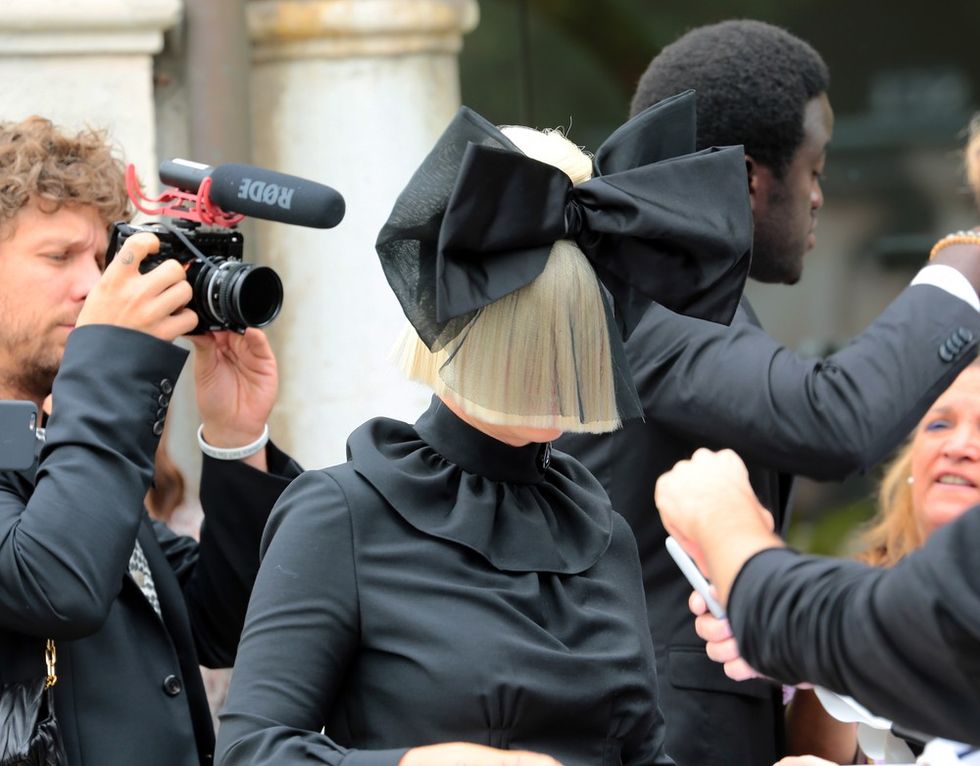 sia-surrounded-by-paparazzi