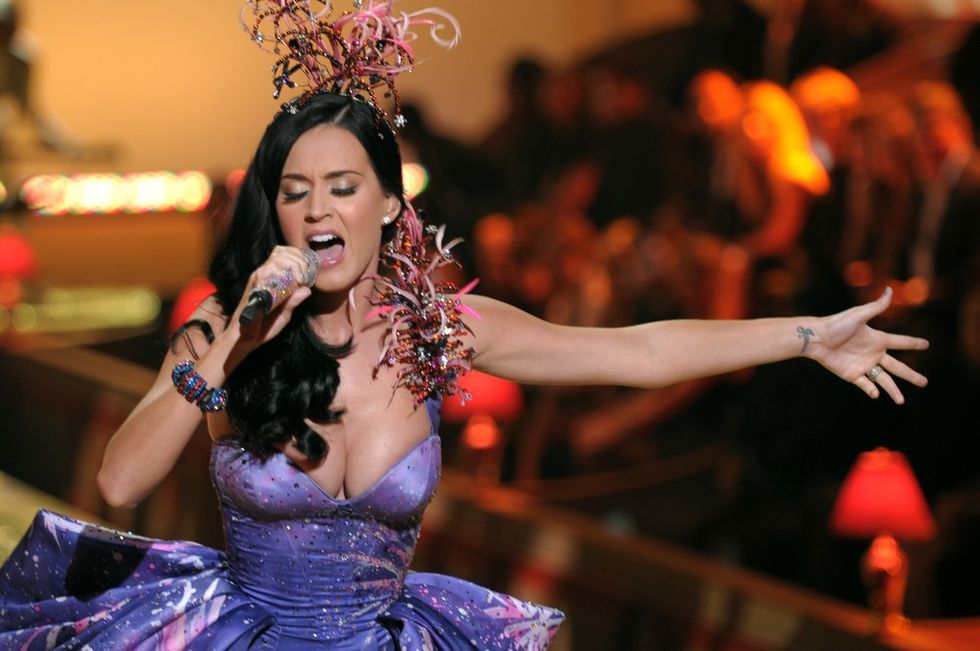 katy-perry-performing