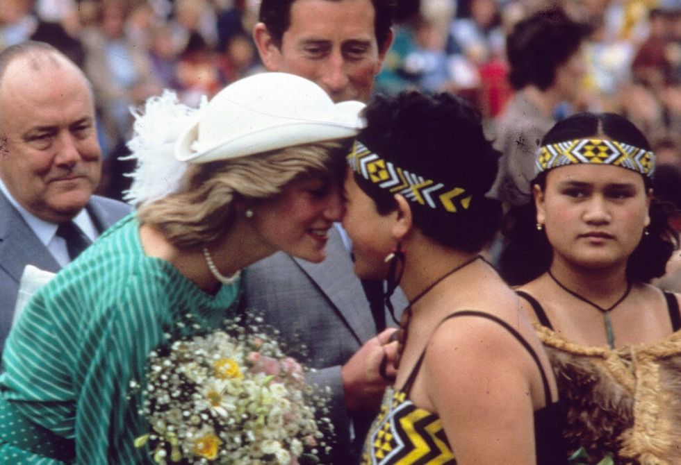 Princess-Diana-greeting-a-Maori-woman