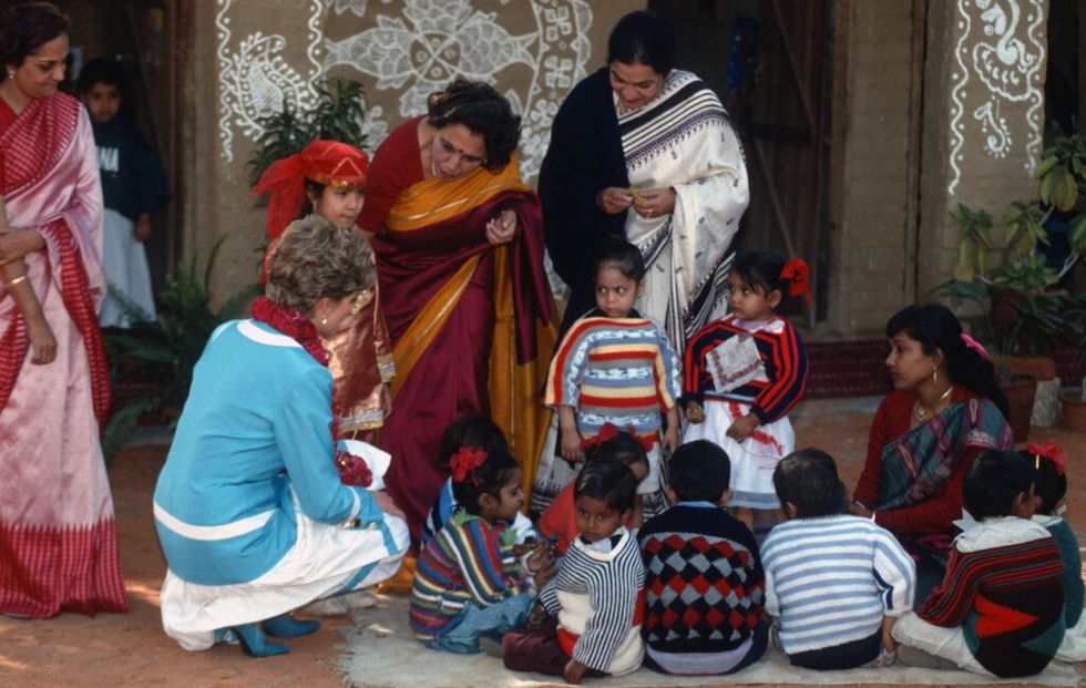 Princess-Diana-in-India-with-children