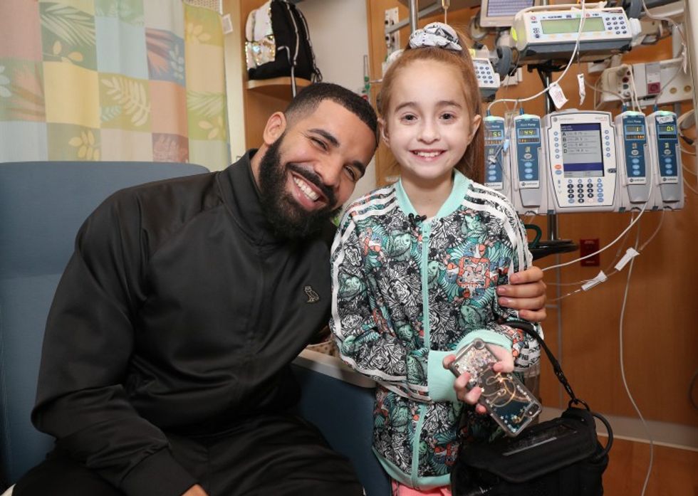 Drake-visits-little-girl-in-hospital