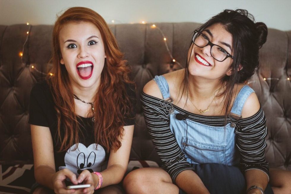 redhead-brunette-female-friends