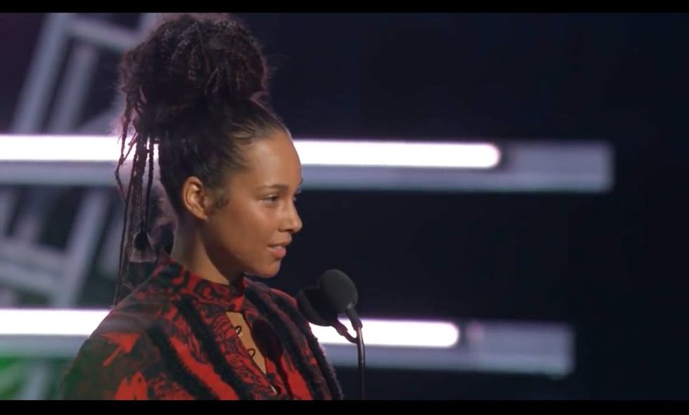 Alicia Keys Sings A Message For Peace (Video)