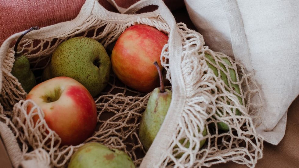 apples in a net bag