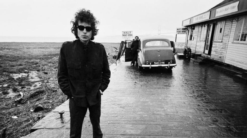 Black and white Bob Dylan at the pier