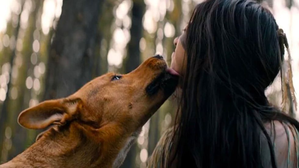 Coco as Sarii and Amber Midthunder as Naru in Prey (20th Century Studios)