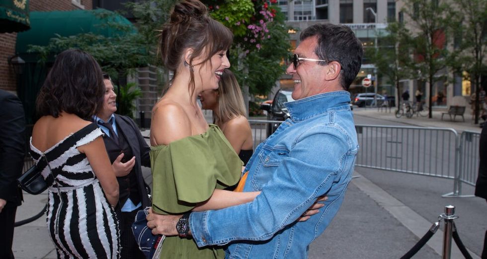 Dakota johnson and antonio banderas 1024x545