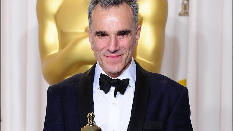 Daniel day lewis at the oscars with an academy award 1024x576