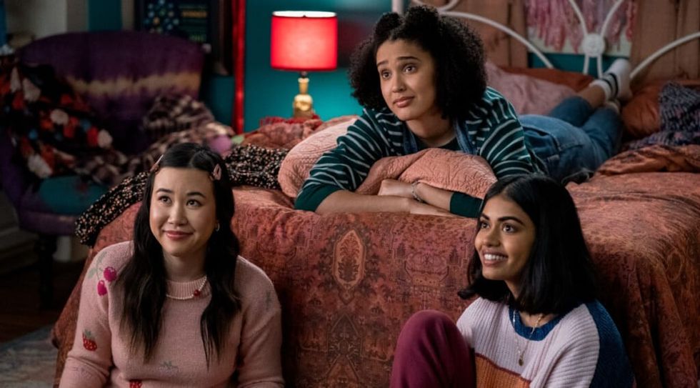 Eleanor, Fabiola and Aneesa in Devi's in Devi's bedroom, in Never Have I Ever