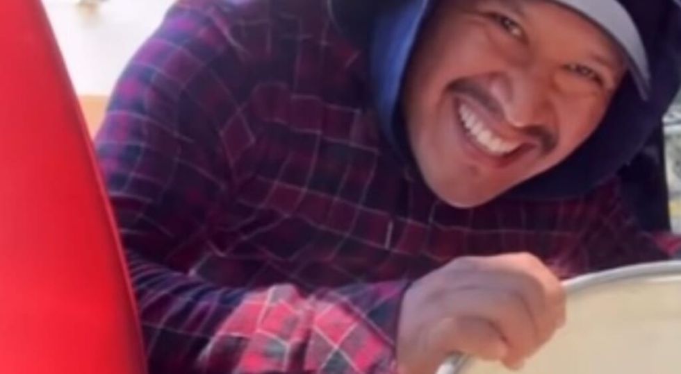 flower vendor pays it forward