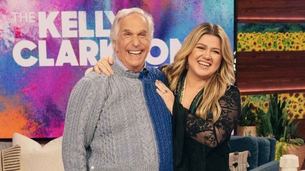 Henry Winkler and Kelly Clarkson hugging on set of her TV shgow