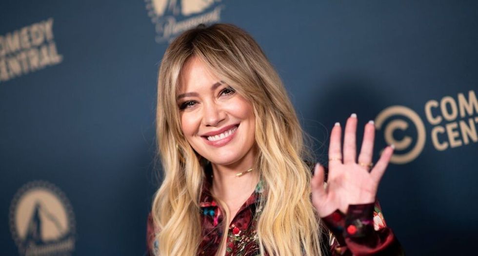 Hilary Duff waving