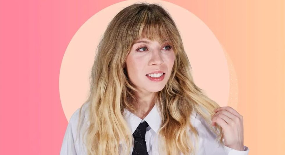 Jennette McCurdy in black tie and white suit