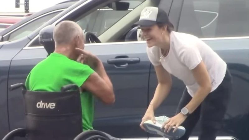 Jennifer Garner Gives Her Shoes to Homeless Man - Goalcast