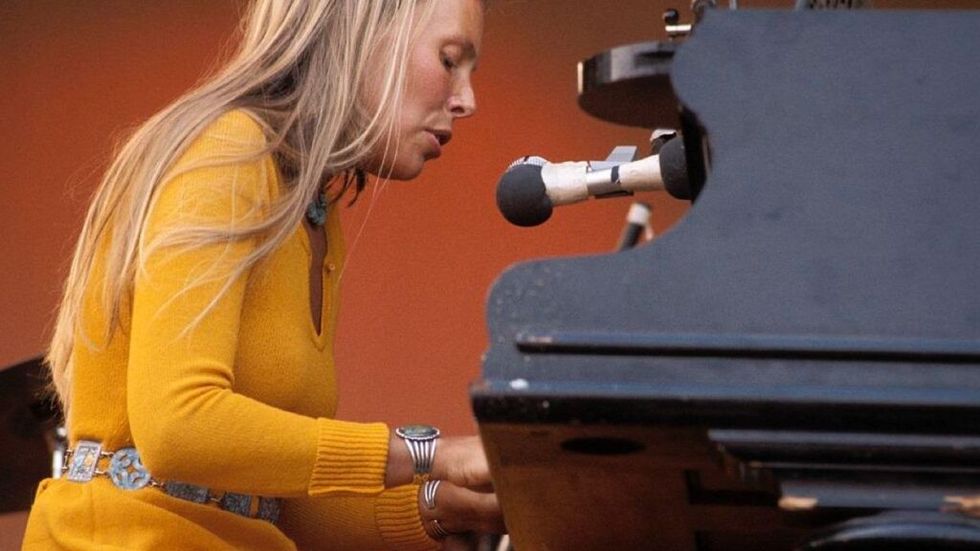 Joni Mitchell playing live