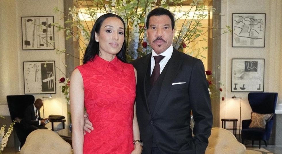 Lionel Richie and Lisa Parigi in black tie clothing.
