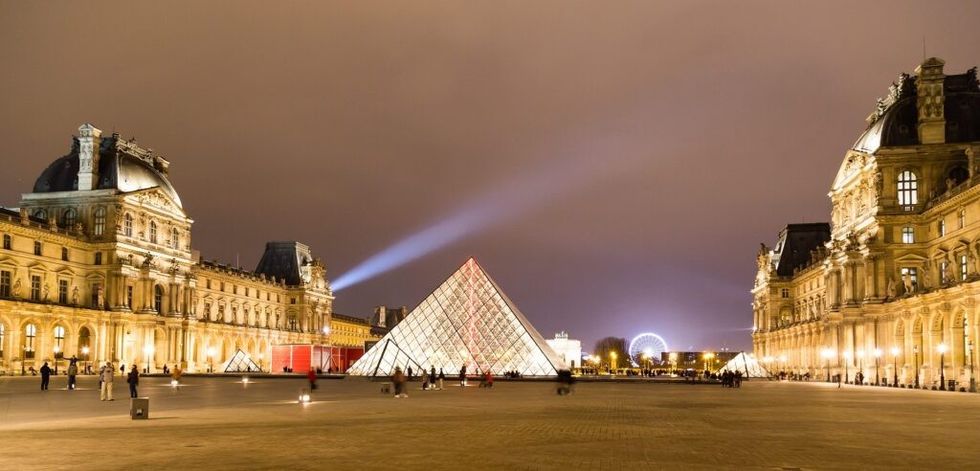 Louvre in paris france 1024x492