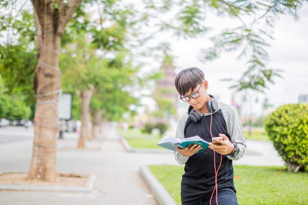 Man-reading-a-book-in-the-park