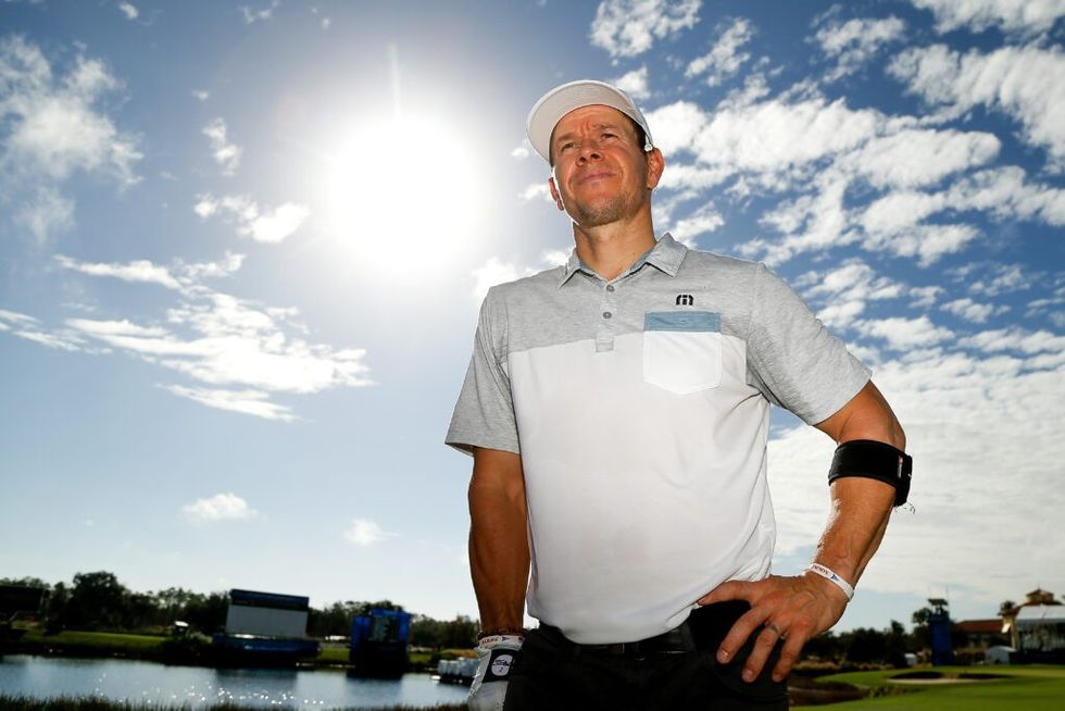 Mark-Wahlberg-golfing