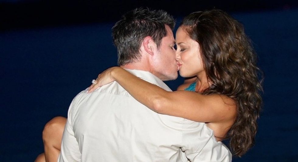 Nick holding and kissing wife Vanessa Lachey.
