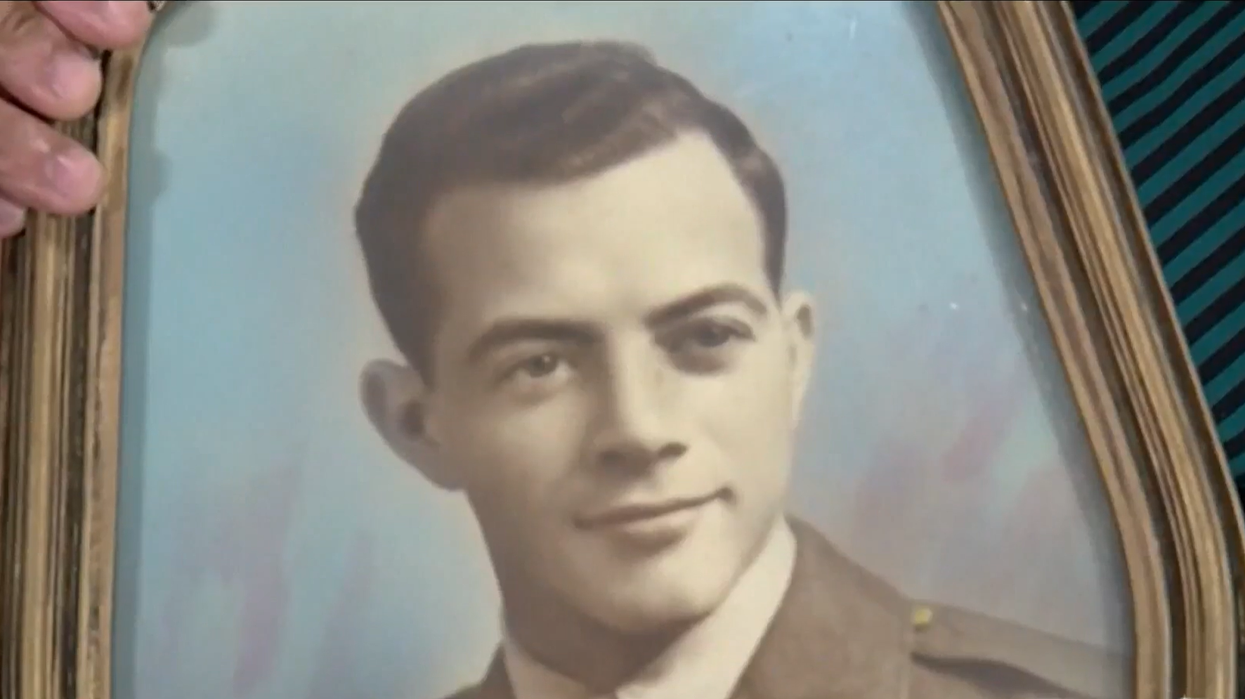 Person holding a picture of WWII soldier Marion W. Lamb