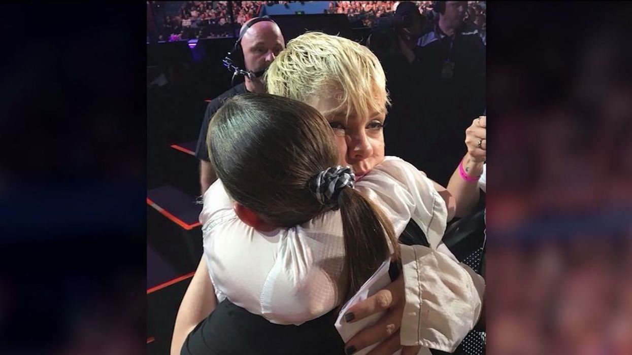Pink Stops Concert to Comfort Teen Who Lost Her Mom, Teaches Us an Inspiring Lesson in Compassion