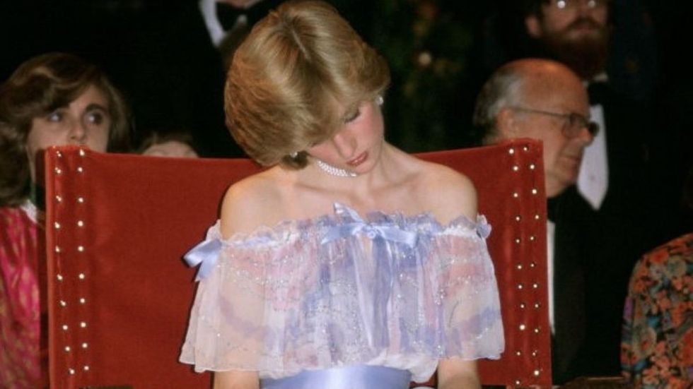 The Truth Behind This Photo Of Princess Diana Sleeping At A Formal Event