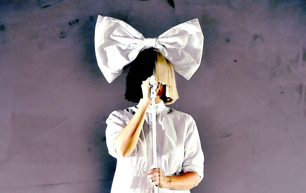 Sia Takes off Her Disguise to Buy Groceries for Strangers