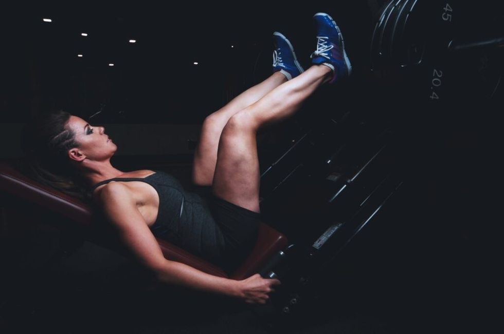 strong-woman-using-leg-press