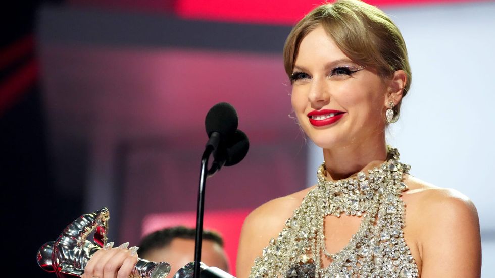 taylor swift holding an award