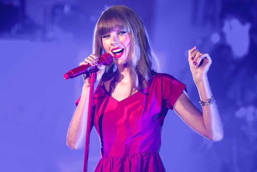 Taylor Swift Makes Surprise Appearance at Nashville Club that Launched Her Career, Inspires Fans With Her Humbleness