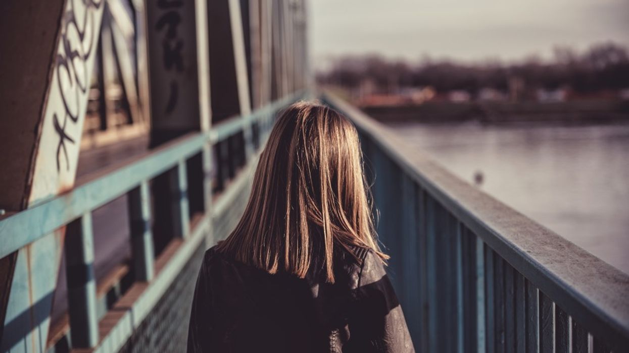 Teen Attaches Over 40 Uplifting Messages to Bridge, Helps Save Multiple Lives