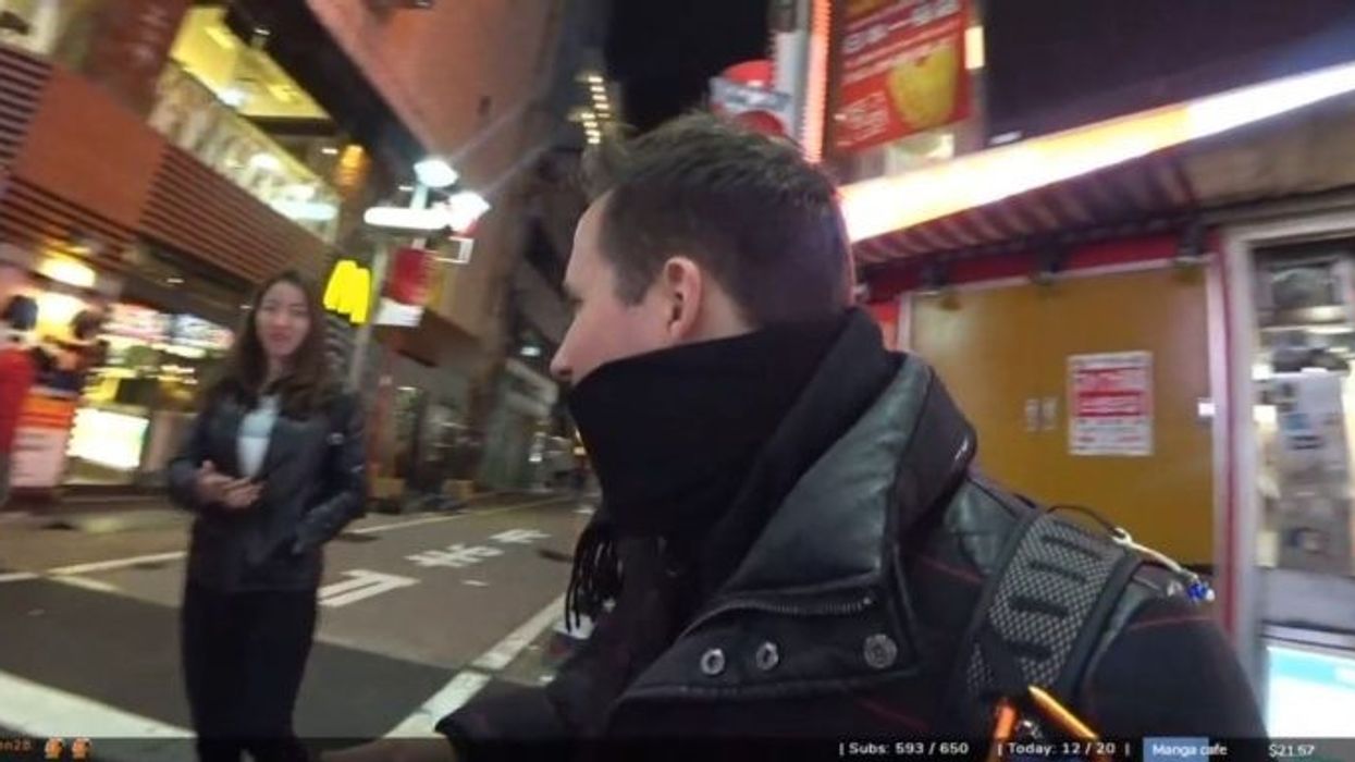 Alert Streamer Pretends To Be Woman's Friend To Save Her From Creep Following Her