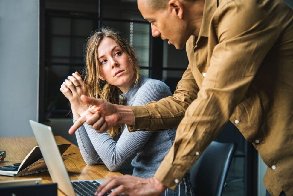 woman-listening-man-showing-computer