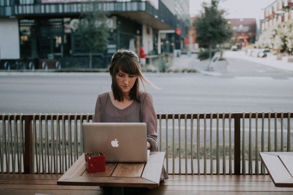 Woman-on-Macbook-in-park