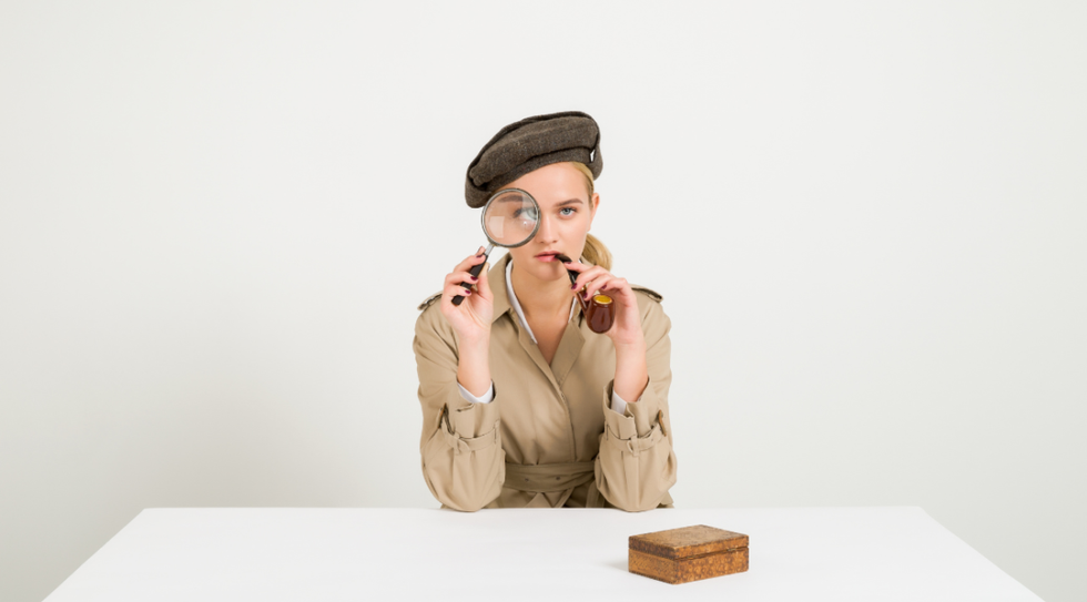 woman posing as detective