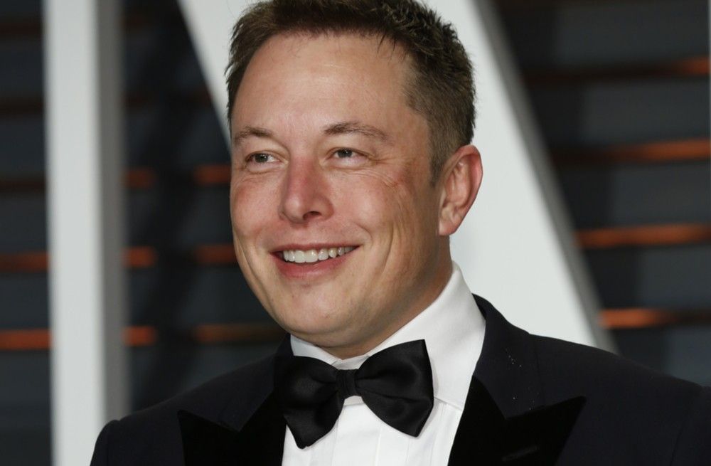 Elon Musk într-un frac negru.
