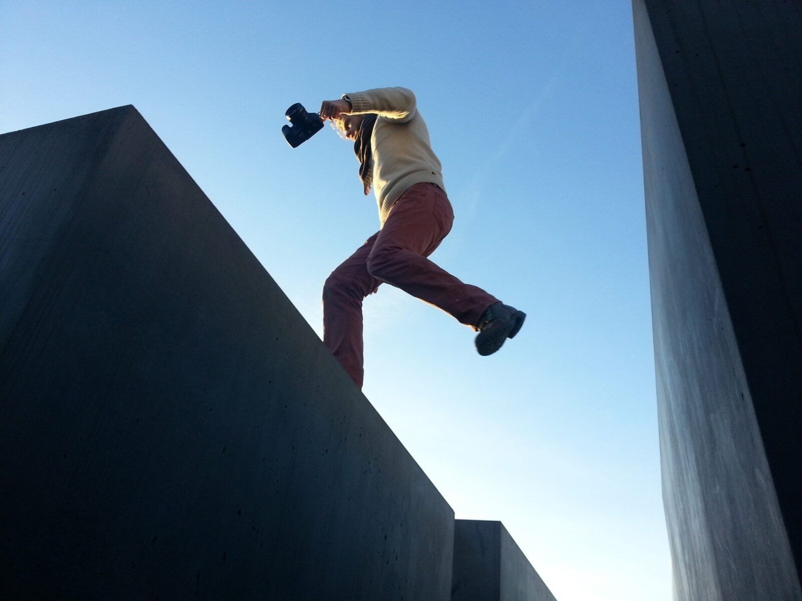 photographer-jumping-between-buildings