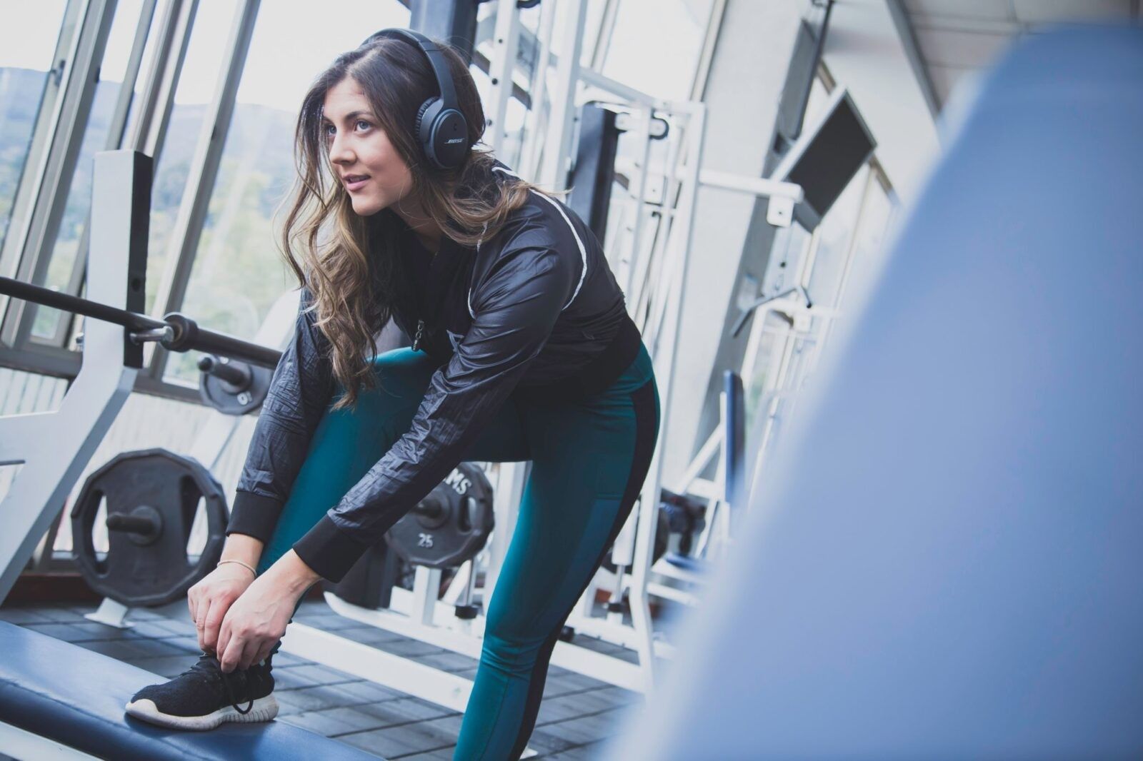 woman-listening-to-music-gym
