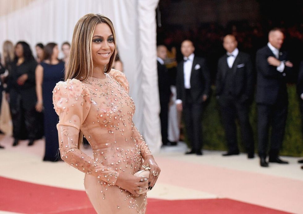 Beyonce-smiling-at-the-Met-Gala