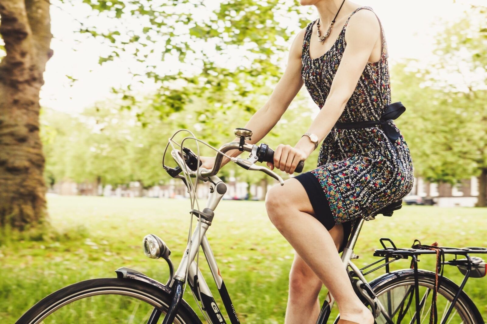 Woman-riding-her-bike-in-the-sun