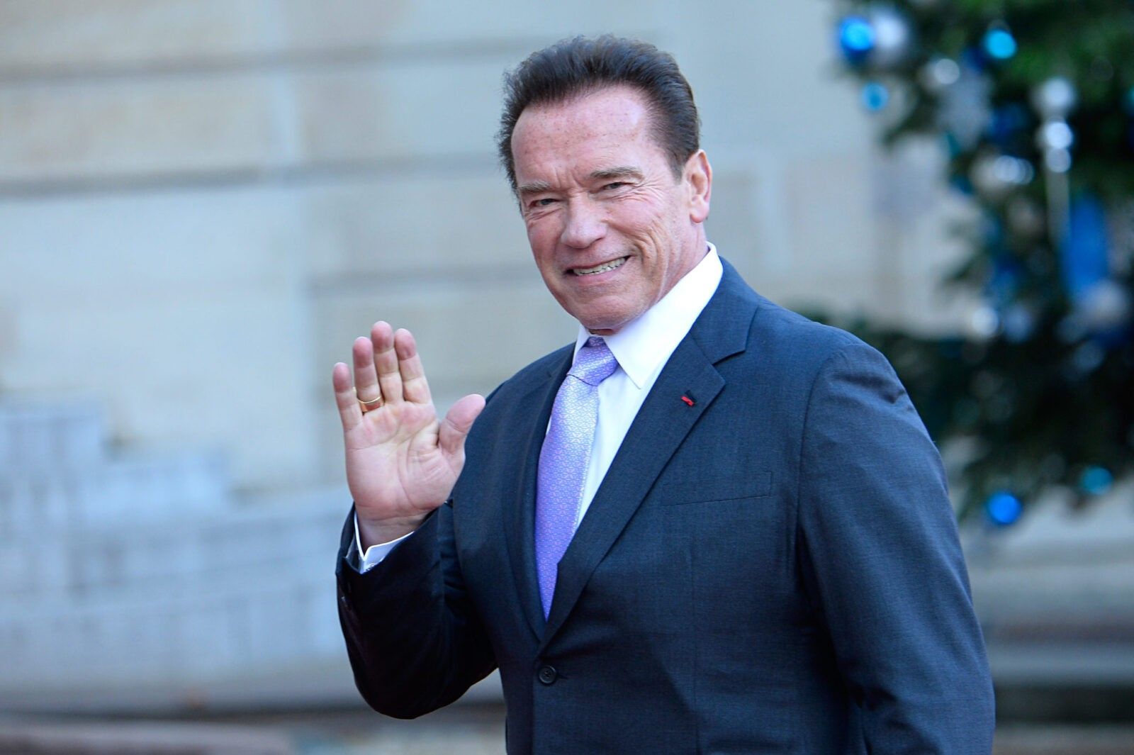 Arnold-Schwarzenegger-waving