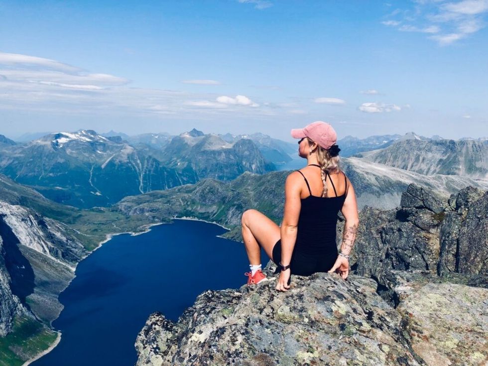 Woman-sitting-on-the-edge-of-a-mountain