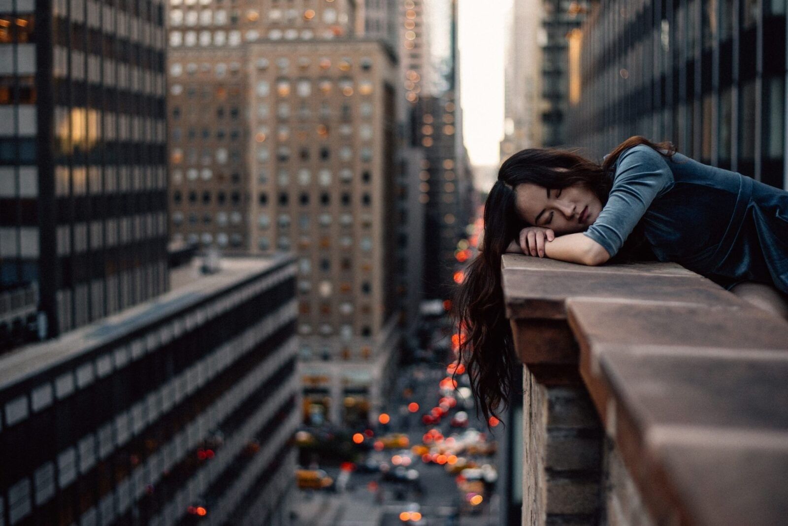 Woman-asleep-on-top-of-a-NYC-roof