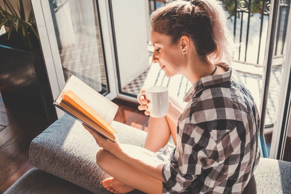 Woman-reading-in-the-sun