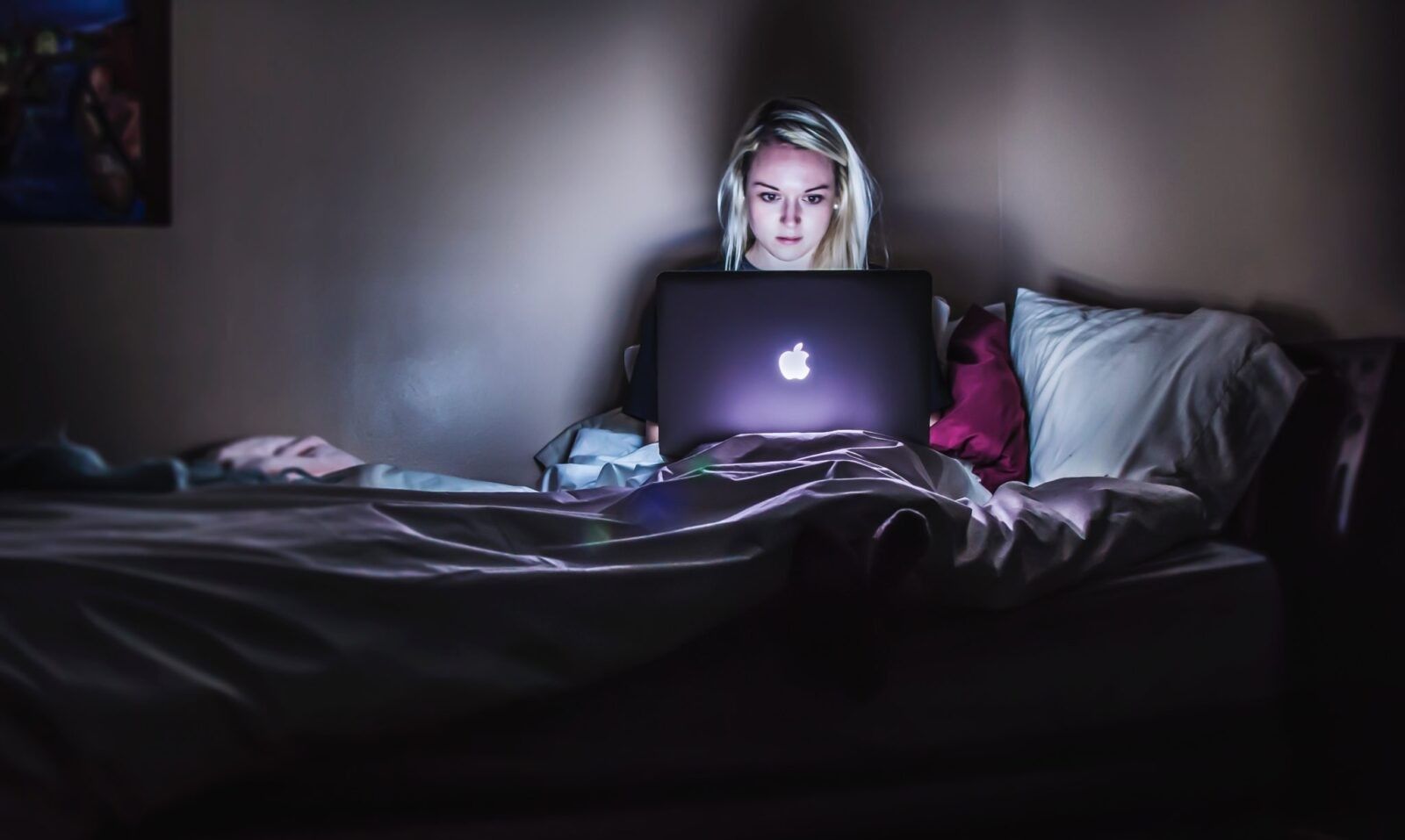 Woman-on-a-laptop-in-bed