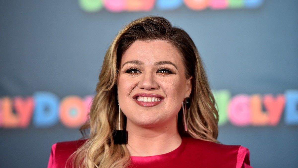 Kelly Clarkson’s Ominous Advice To Her Younger Self Will Empower You In Your Relationships