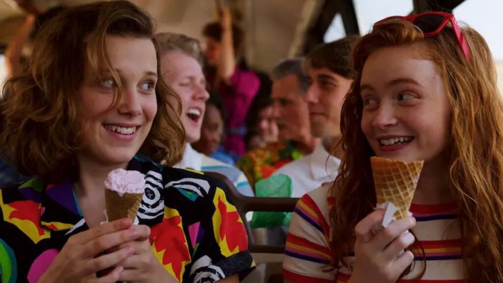 Eleven și un prieten care mănâncă înghețată pe Stranger Things