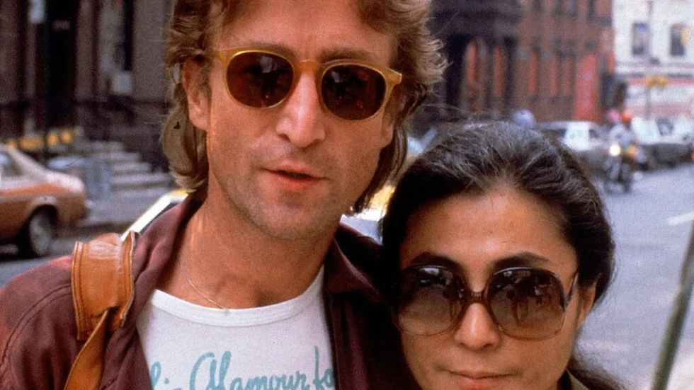 John Lennon und Yoko Ono in New York City mit Sonnenbrillen